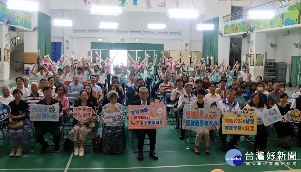 彰化秀育企業捐贈實物投影機 南投縣1774班數位教育升級